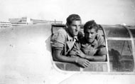 Guerrino Vallar fuori dal cockpit di un Cant Z 506 assieme ad un commilitone in un momento di relax